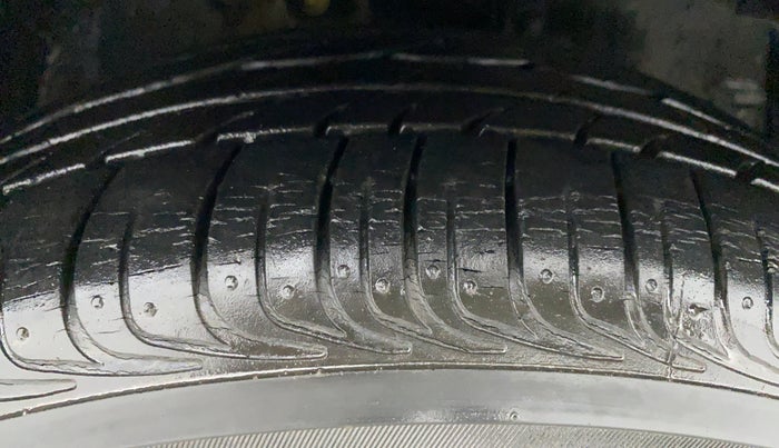 2010 Toyota Corolla Altis 1.8 J, Petrol, Manual, 46,064 km, Right Front Tyre Tread