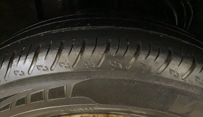 2022 Nissan MAGNITE XV EXECUTIVE, CNG, Manual, 49,559 km, Right Rear Tyre Tread