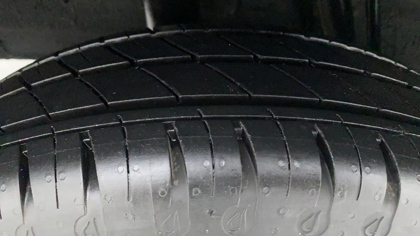 2021 Renault Kwid 1.0 RXT Opt AT, Petrol, Automatic, 3,964 km, Right Rear Tyre Tread