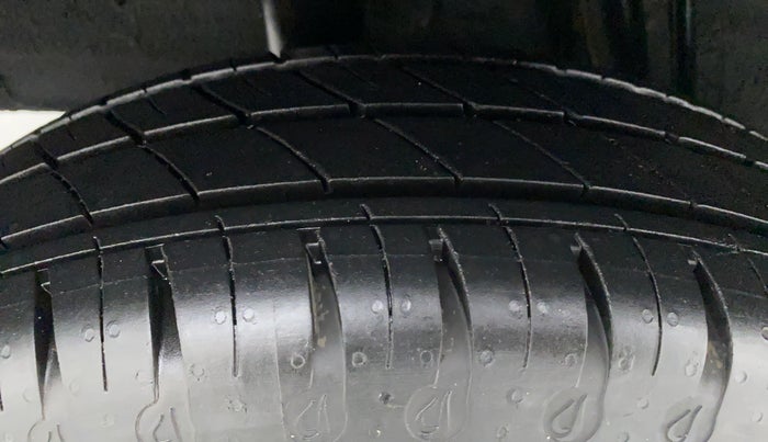 2021 Renault Kwid 1.0 RXT Opt AT, Petrol, Automatic, 3,964 km, Right Rear Tyre Tread