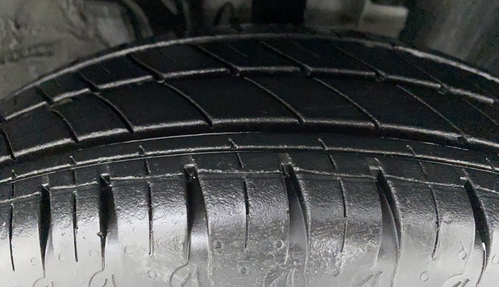 2021 Renault Kwid 1.0 RXT Opt AT, Petrol, Automatic, 3,964 km, Right Front Tyre Tread
