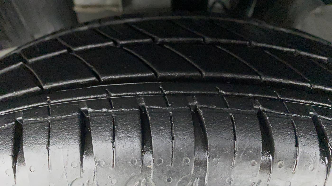 2021 Renault Kwid 1.0 RXT Opt AT, Petrol, Automatic, 3,964 km, Left Front Tyre Tread