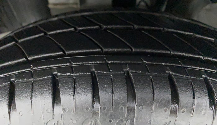 2021 Renault Kwid 1.0 RXT Opt AT, Petrol, Automatic, 3,964 km, Left Front Tyre Tread