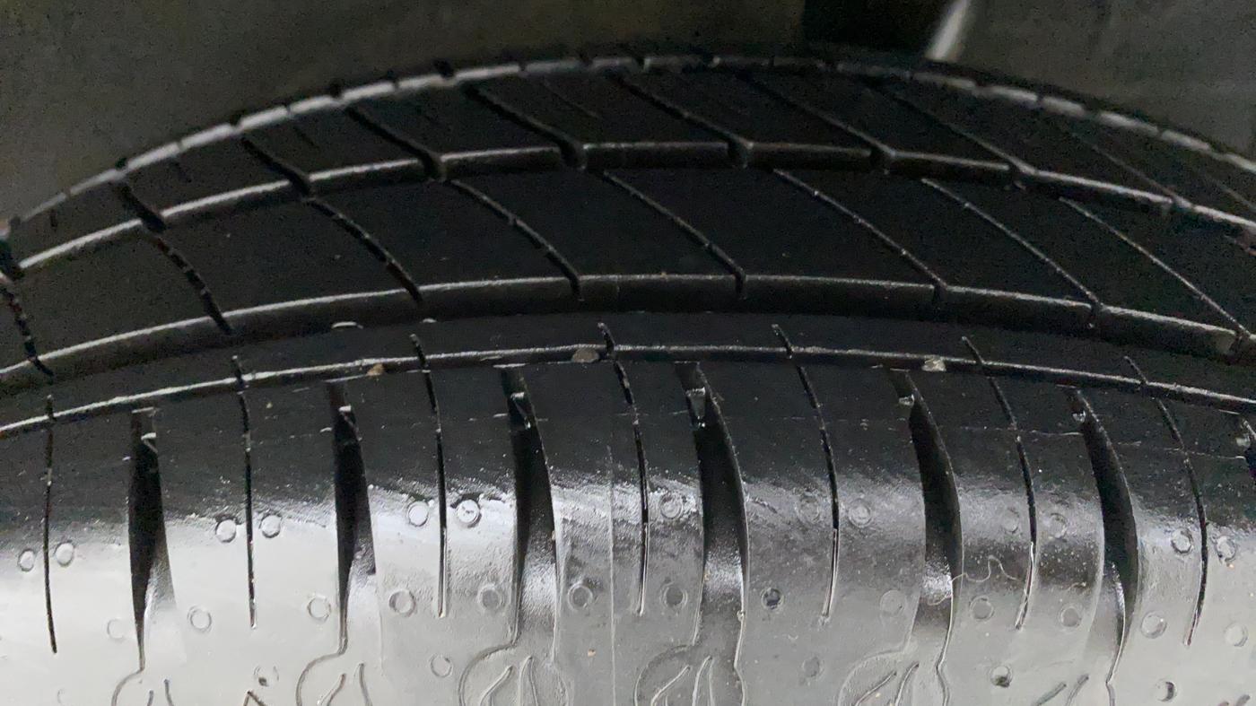 2021 Renault Kwid 1.0 RXT Opt AT, Petrol, Automatic, 3,964 km, Left Rear Tyre Tread