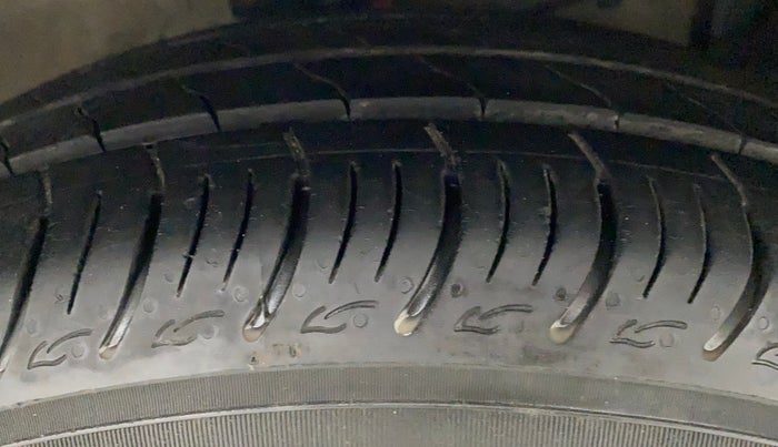 2018 Maruti Ciaz DELTA DIESEL 1.3, Diesel, Manual, 74,648 km, Right Front Tyre Tread