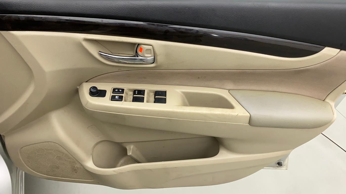 2018 Maruti Ciaz DELTA DIESEL 1.3, Diesel, Manual, 74,648 km, Driver Side Door Panels Control