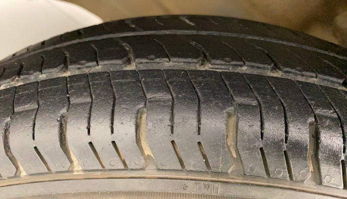 2012 Maruti Wagon R 1.0 LXI, Petrol, Manual, 50,317 km, Left Front Tyre Tread