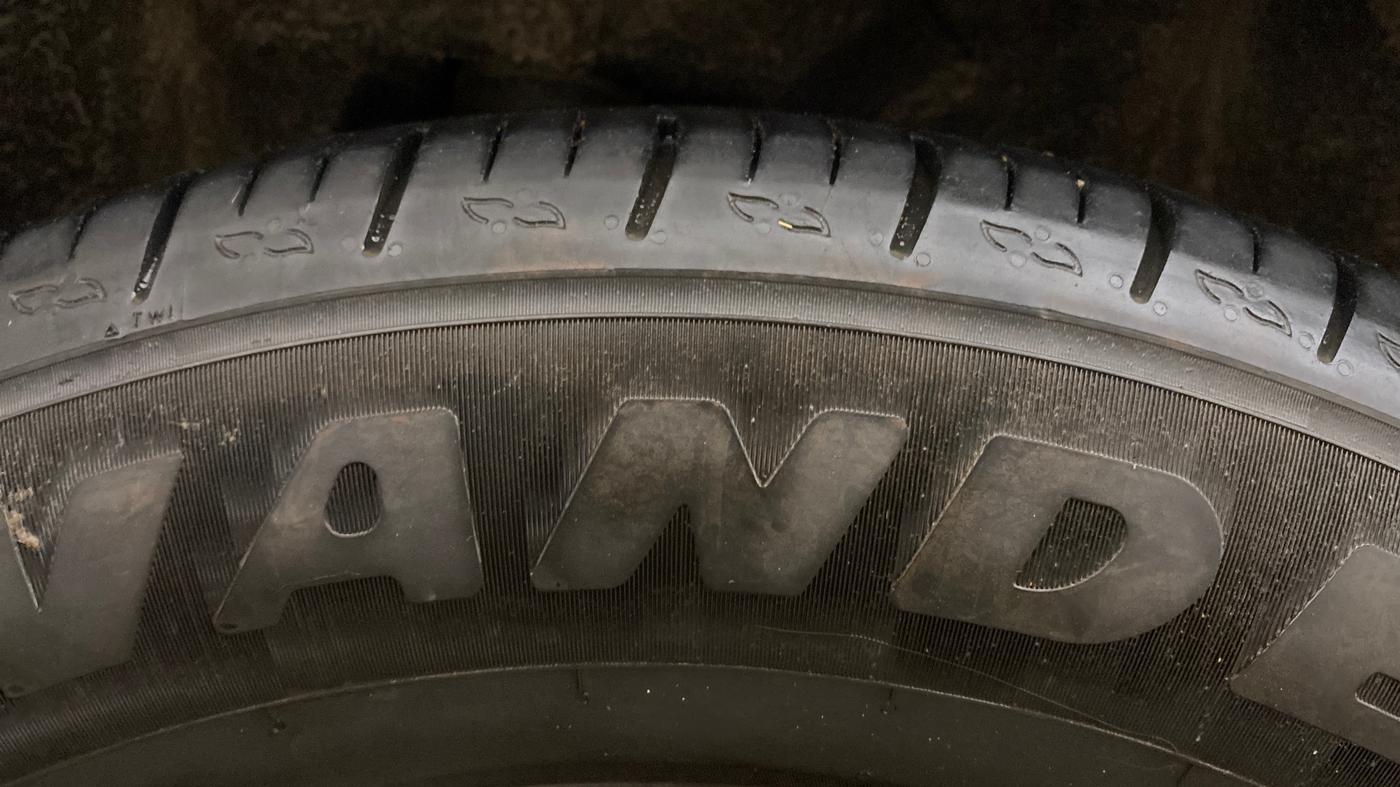 2022 Mahindra XUV700 AX 3 P MT 5 STR, Petrol, Manual, 82,103 km, Right Rear Tyre Tread