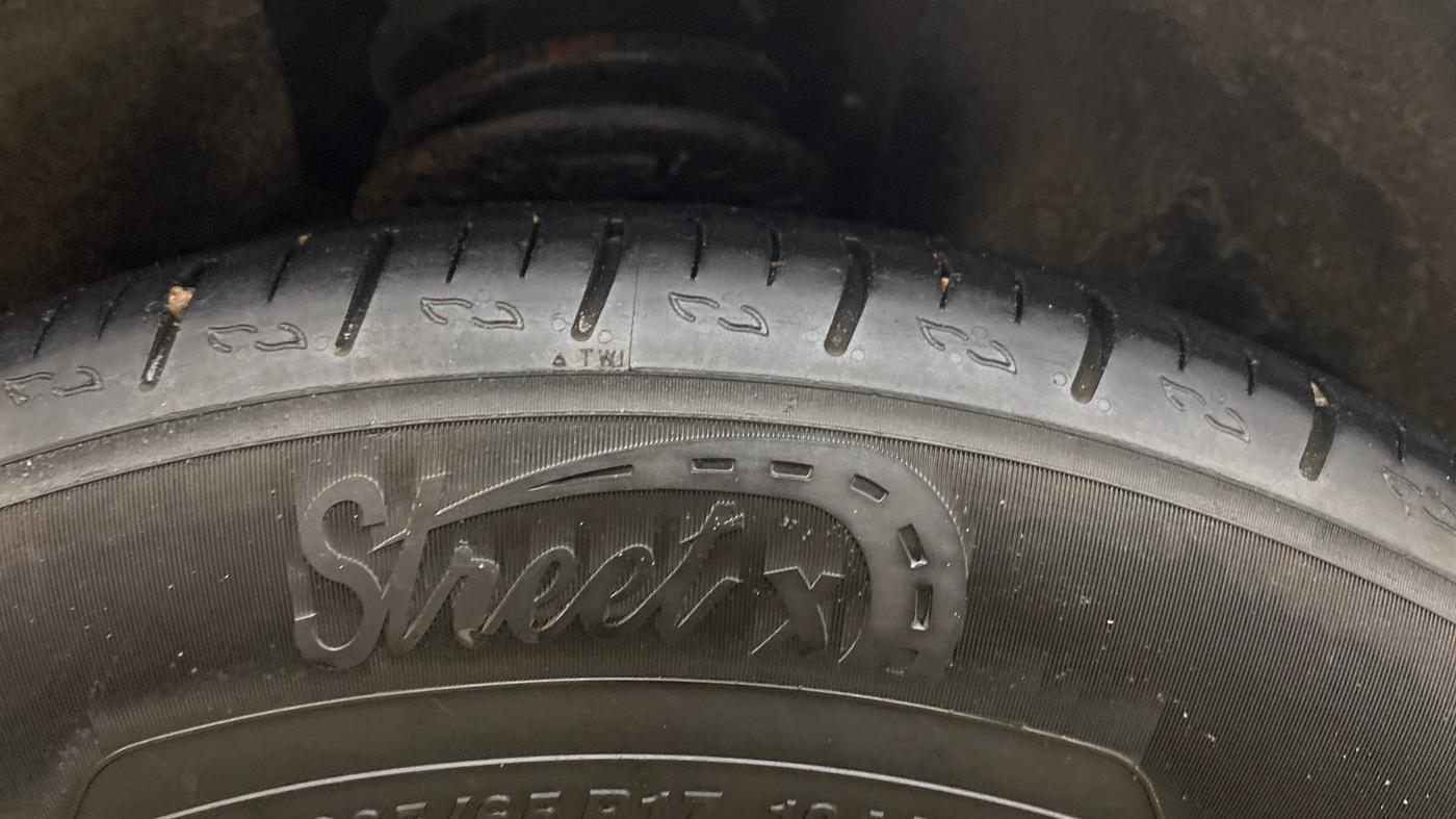 2022 Mahindra XUV700 AX 3 P MT 5 STR, Petrol, Manual, 82,103 km, Right Front Tyre Tread