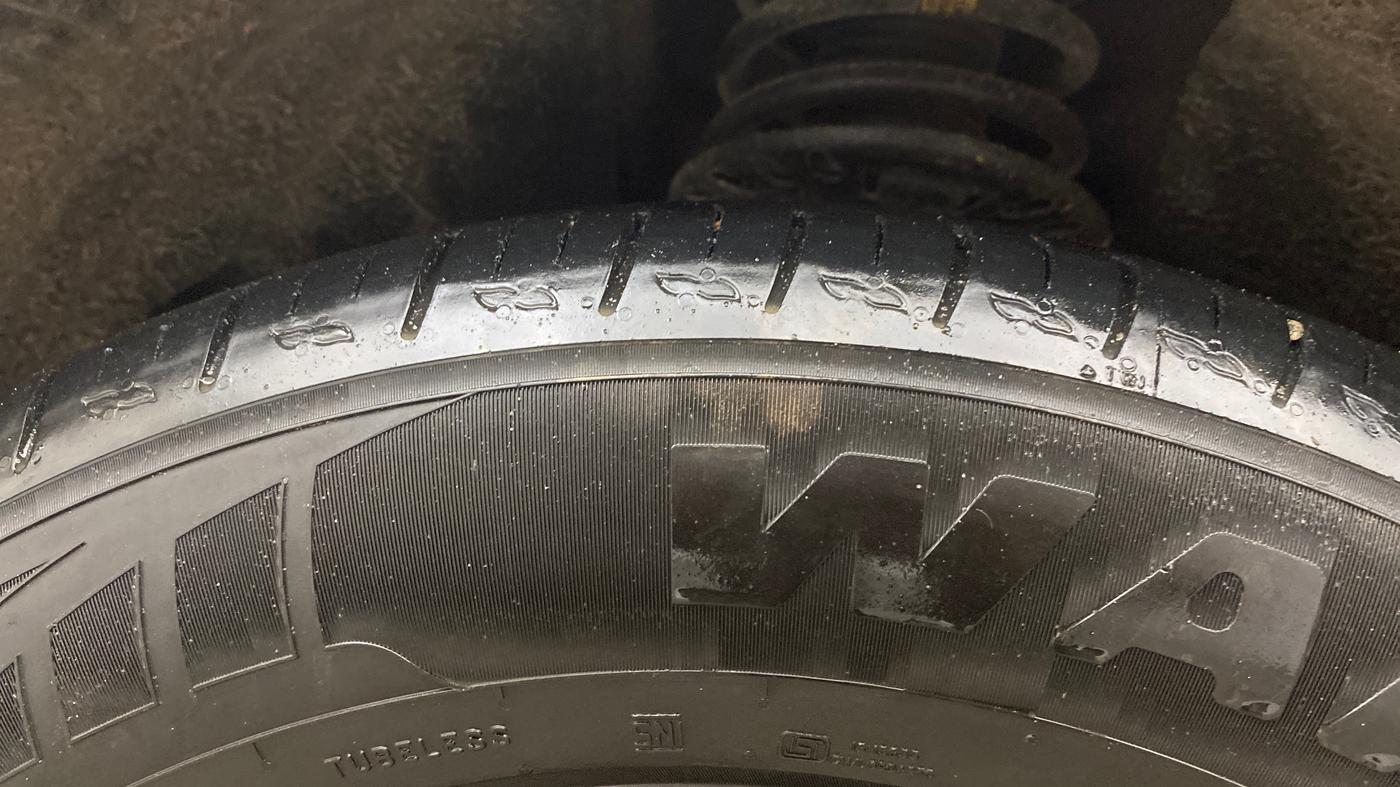 2022 Mahindra XUV700 AX 3 P MT 5 STR, Petrol, Manual, 82,103 km, Left Front Tyre Tread