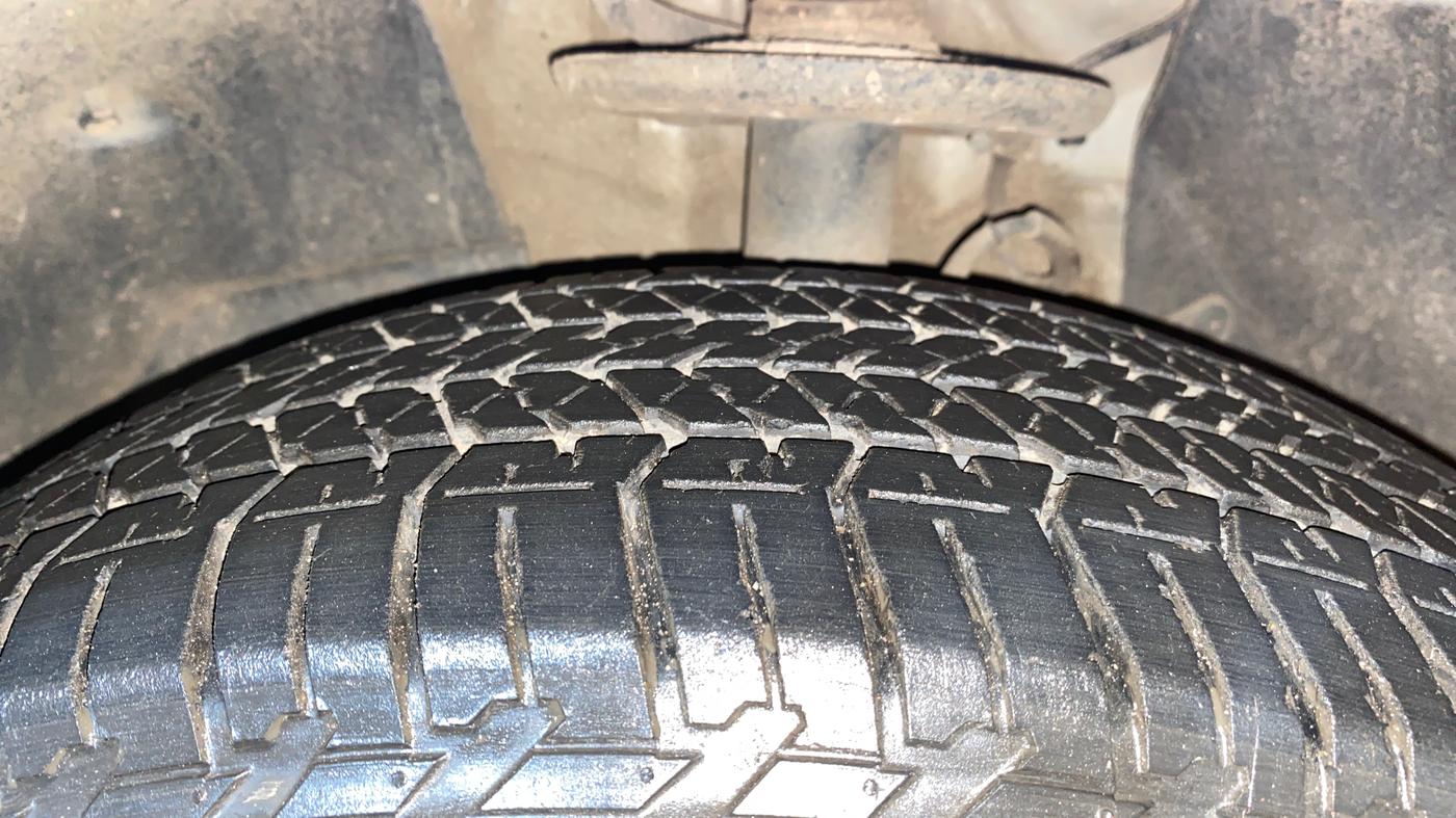2020 Mahindra XUV500 W7, Diesel, Manual, 43,630 km, Left Front Tyre Tread