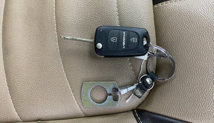 2015 Hyundai i10 SPORTZ 1.1, Petrol, Manual, 43,020 km, Key Close Up