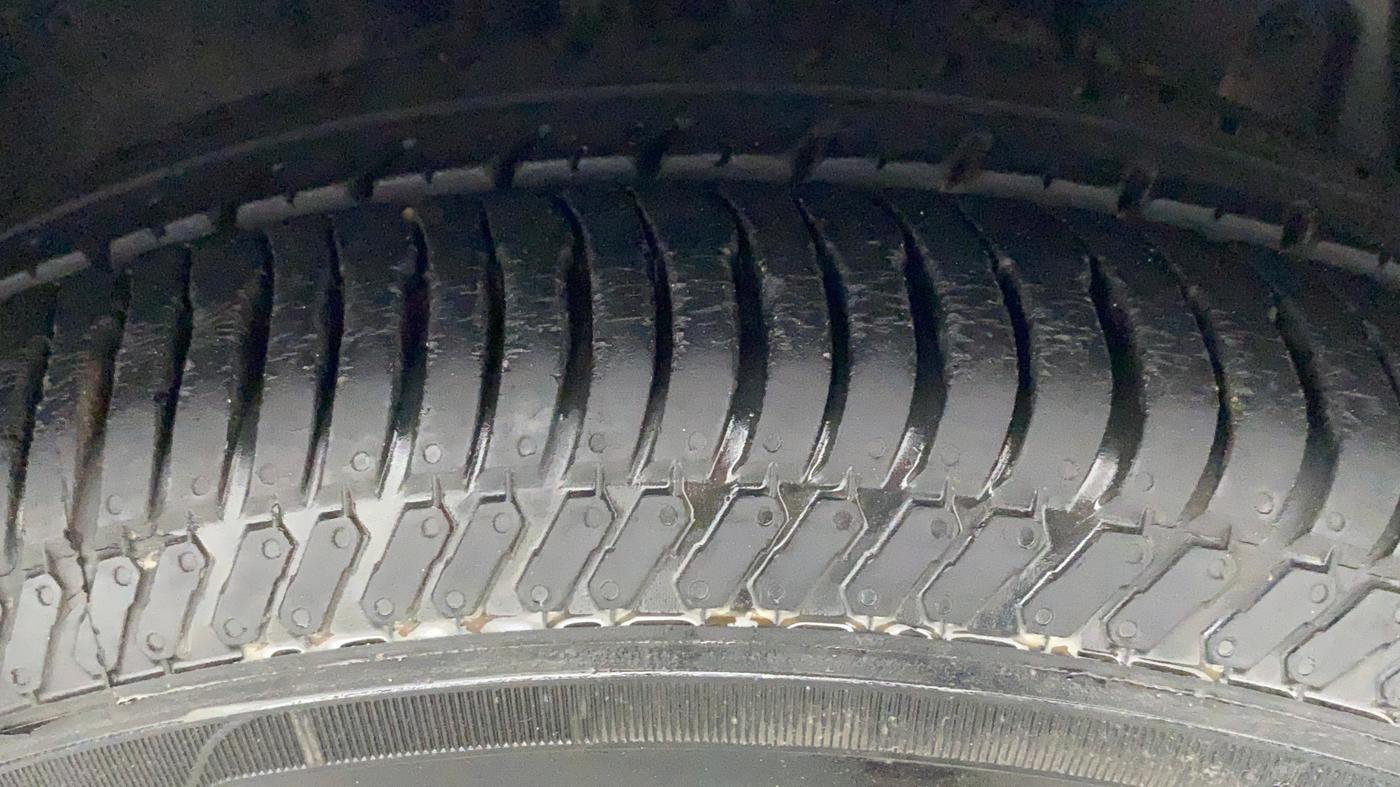 2015 Ford Ecosport TITANIUM 1.5L PETROL AT, Petrol, Automatic, 28,455 km, Right Front Tyre Tread