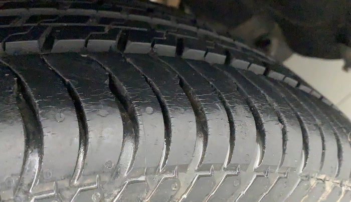2015 Ford Ecosport TITANIUM 1.5L PETROL AT, Petrol, Automatic, 28,455 km, Right Rear Tyre Tread