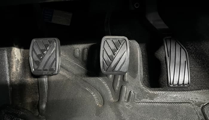 2022 Maruti Vitara Brezza LXI, Petrol, Manual, 39,255 km, Pedals