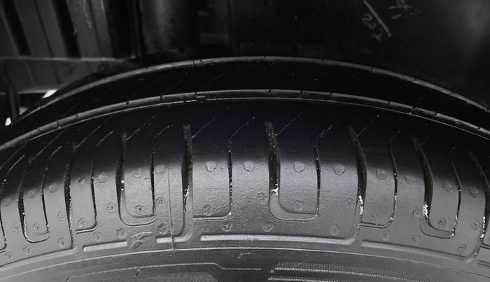 2017 Maruti Swift VXI D, Petrol, Manual, 57,938 km, Right Rear Tyre Tread