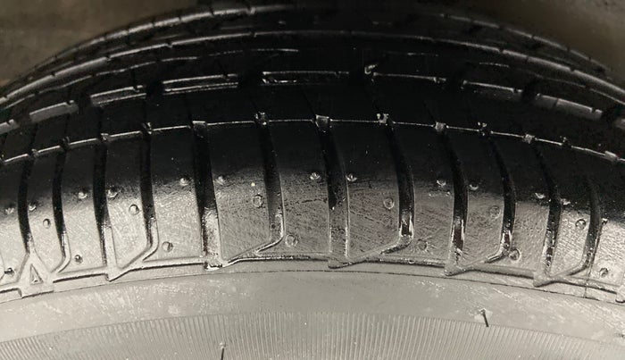 2015 Honda City V MT PETROL, Petrol, Manual, 80,094 km, Right Rear Tyre Tread