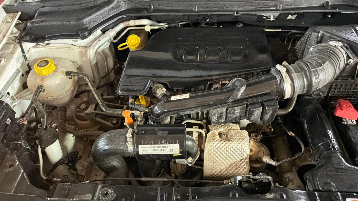 2025 Mahindra XUV 3XO AX5 1.2 L TCMPFi, Petrol, Manual, 5,026 km, Engine View - Right