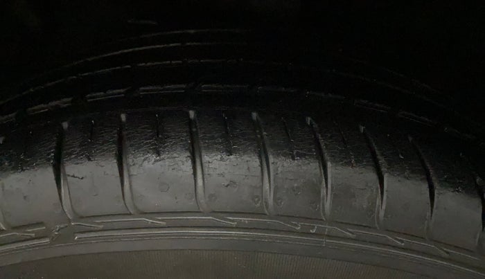 2015 Hyundai Creta SX PLUS 1.6 PETROL, Petrol, Manual, 26,558 km, Left Front Tyre Tread