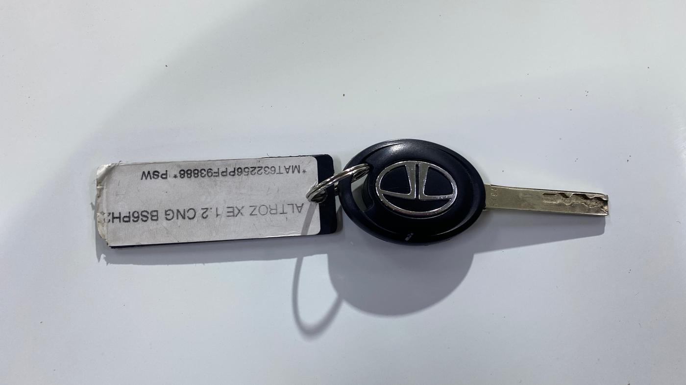 2023 Tata ALTROZ XE CNG, CNG, Manual, 65,622 km, Key Close Up