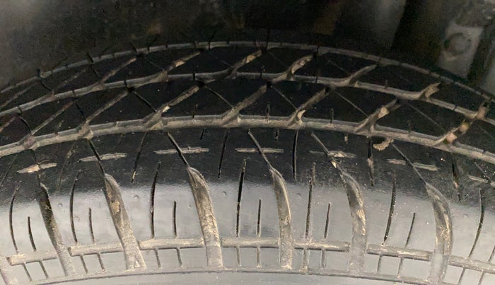 2013 Maruti Swift VXI, Petrol, Manual, 92,239 km, Left Rear Tyre Tread