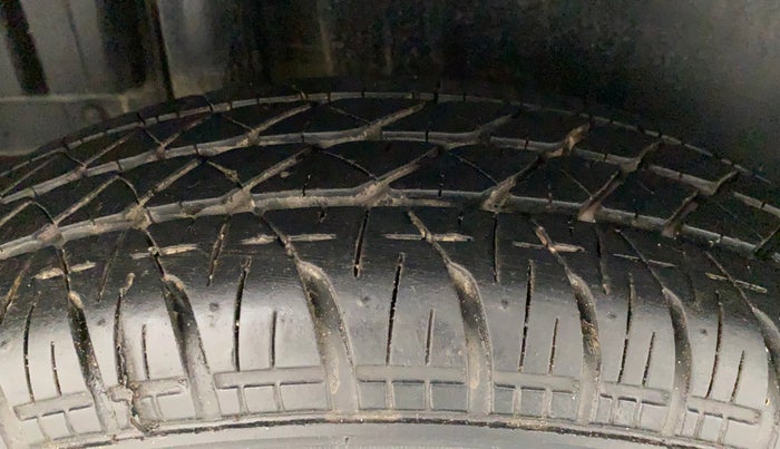 2013 Maruti Swift VXI, Petrol, Manual, 92,239 km, Right Rear Tyre Tread