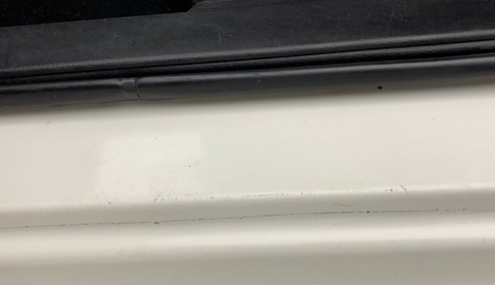 2013 Maruti Swift VXI, Petrol, Manual, 92,239 km, Left running board - Minor scratches