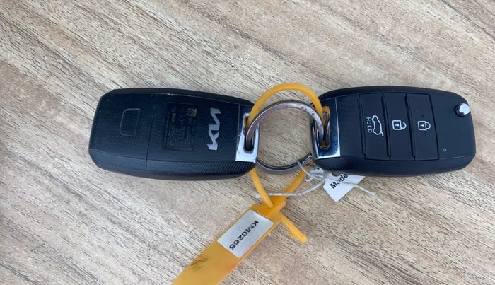 2021 KIA SELTOS HTE 1.5 PETROL, CNG, Manual, 24,050 km, Key Close Up