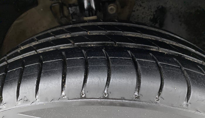 2016 Volkswagen Ameo HIGHLINE 1.2, Petrol, Manual, 56,952 km, Right Front Tyre Tread