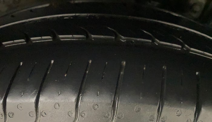 2015 Maruti Ertiga VXI, Petrol, Manual, 71,844 km, Left Rear Tyre Tread