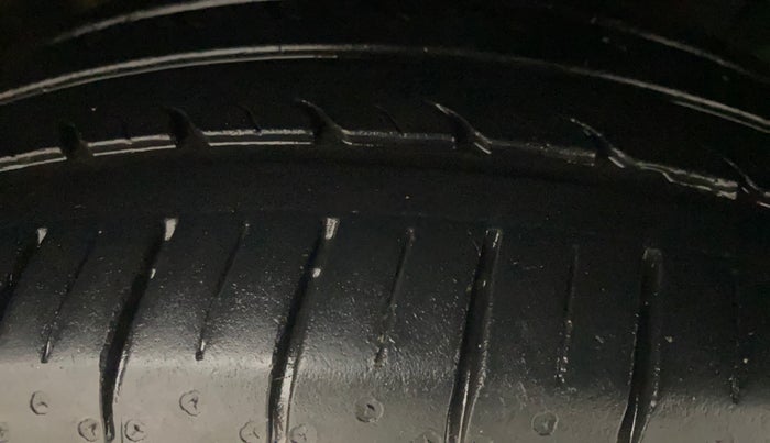 2015 Maruti Ertiga VXI, Petrol, Manual, 71,844 km, Right Front Tyre Tread