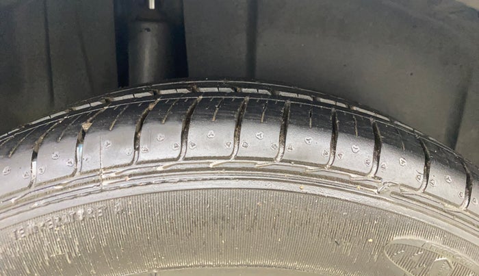 2017 Maruti Ertiga VXI, Petrol, Manual, 83,493 km, Right Rear Tyre Tread