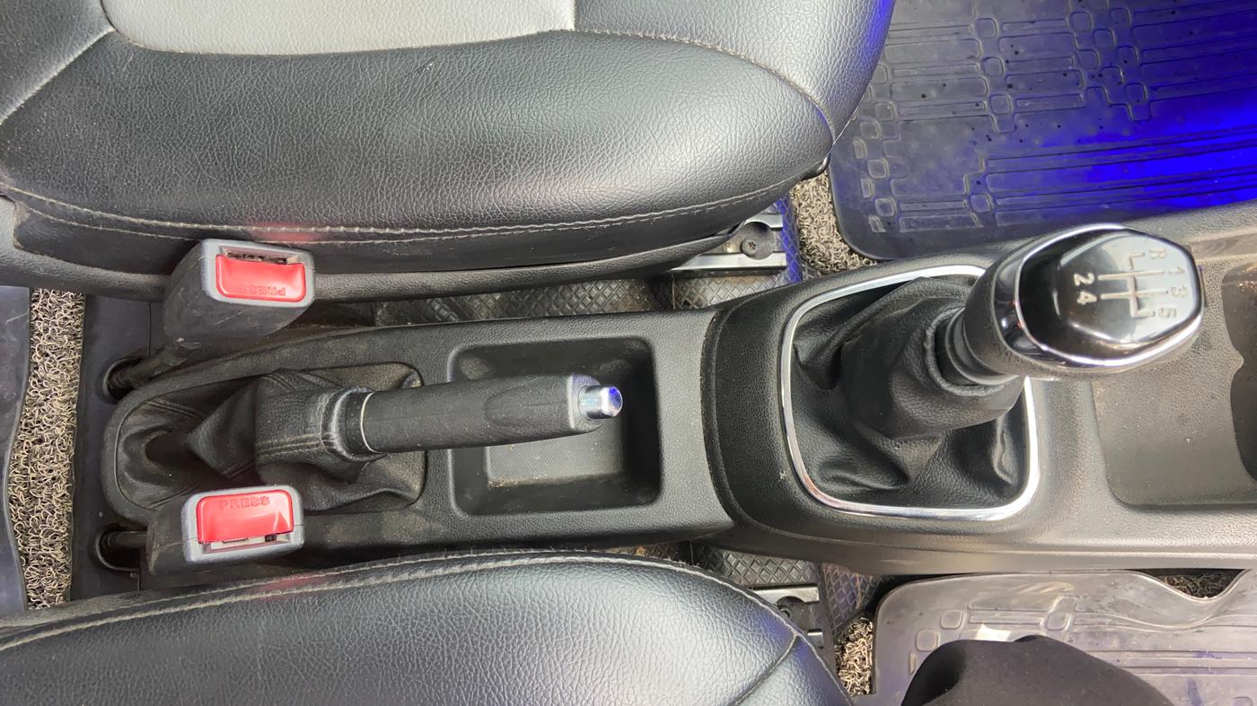 2019 Renault Kwid RXT 1.0 (O), Petrol, Manual, 81,394 km, Gear Lever