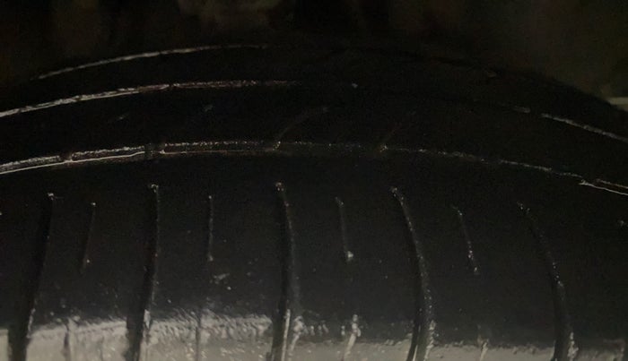 2013 Hyundai i10 MAGNA 1.2, Petrol, Manual, 71,405 km, Right Front Tyre Tread