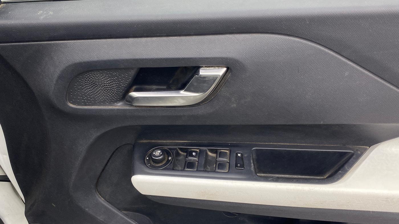 2022 Tata PUNCH CREATIVE  MT, Petrol, Manual, 1,04,764 km, Driver Side Door Panels Control