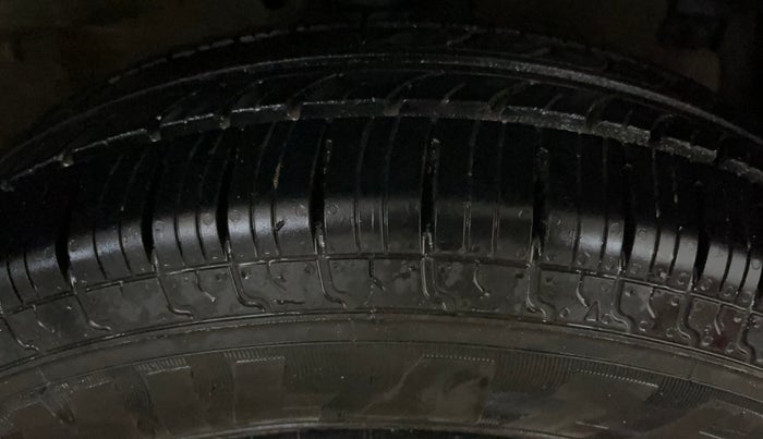 2016 Maruti Swift Dzire VXI, Petrol, Manual, 40,326 km, Right Front Tyre Tread