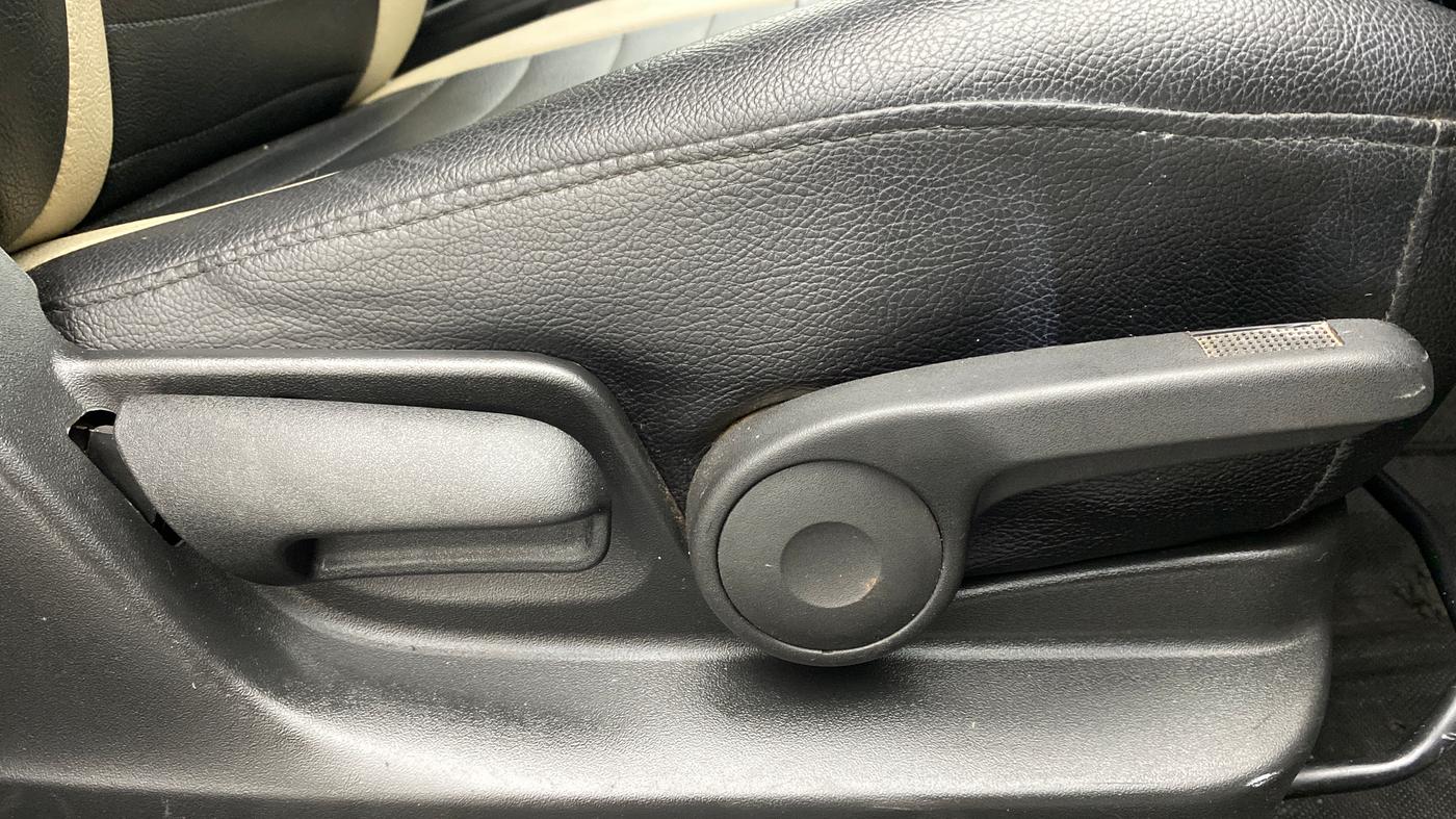 2016 Maruti Swift ZDI, Diesel, Manual, 47,034 km, Driver Side Adjustment Panel