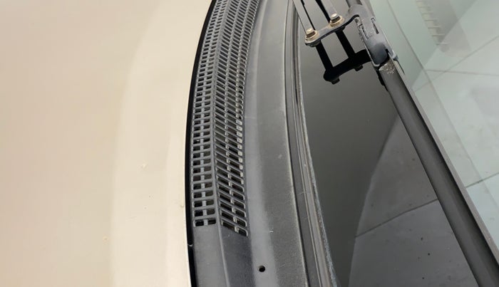 2011 Toyota Etios Liva G, Petrol, Manual, 50,056 km, Bonnet (hood) - Cowl vent panel has minor damage