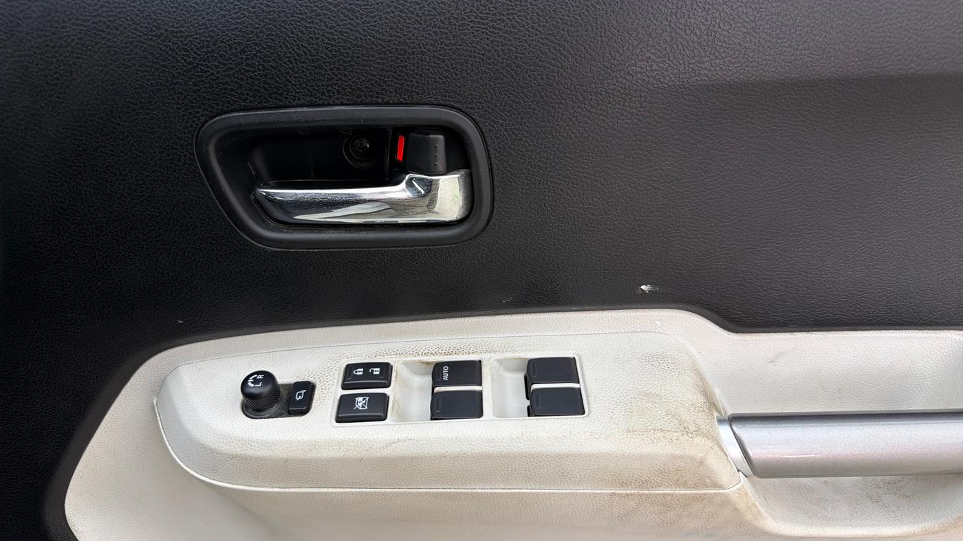 2023 Maruti IGNIS ZETA 1.2, Petrol, Manual, 28,208 km, Driver Side Door Panels Control