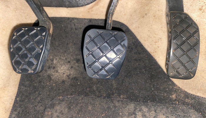 2013 Volkswagen Vento HIGHLINE 1.6 MPI, Petrol, Manual, 1,17,067 km, Pedals