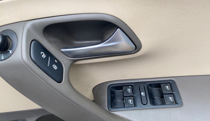 2013 Volkswagen Vento HIGHLINE 1.6 MPI, Petrol, Manual, 1,17,067 km, Driver Side Door Panels Control