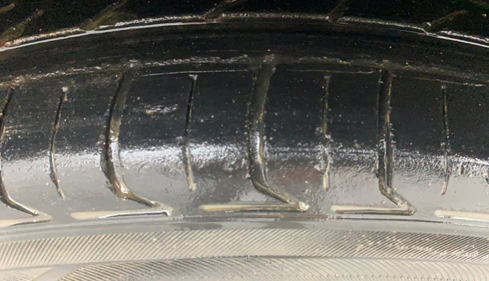 2013 Volkswagen Vento HIGHLINE 1.6 MPI, Petrol, Manual, 1,17,067 km, Left Front Tyre Tread