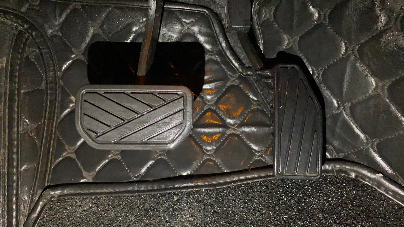 2025 Maruti XL6 ALPHA AT, Petrol, Automatic, 19,583 km, Pedals