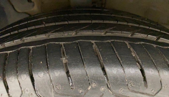 2017 Hyundai Verna 1.6 VTVT SX, CNG, Manual, 76,060 km, Left Front Tyre Tread