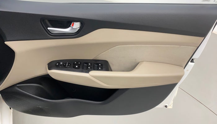 2017 Hyundai Verna 1.6 VTVT SX, CNG, Manual, 76,060 km, Driver Side Door Panels Control