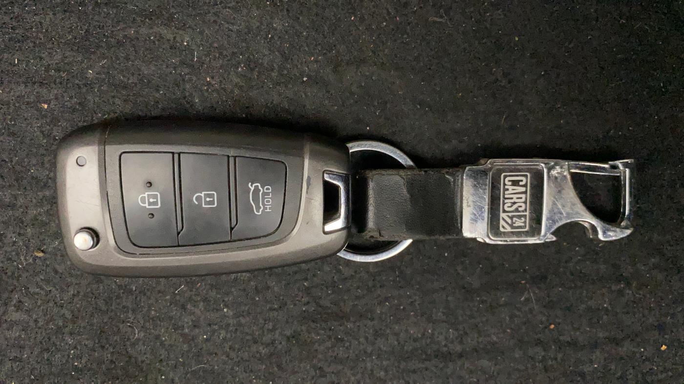 2017 Hyundai Verna 1.6 VTVT SX, CNG, Manual, 76,060 km, Key Close Up
