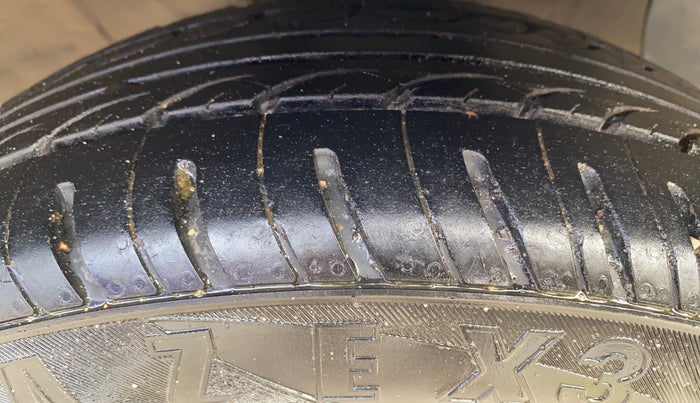 2017 Hyundai Grand i10 SPORTZ (O) 1.2 KAPPA VTVT, Petrol, Manual, 72,997 km, Right Front Tyre Tread