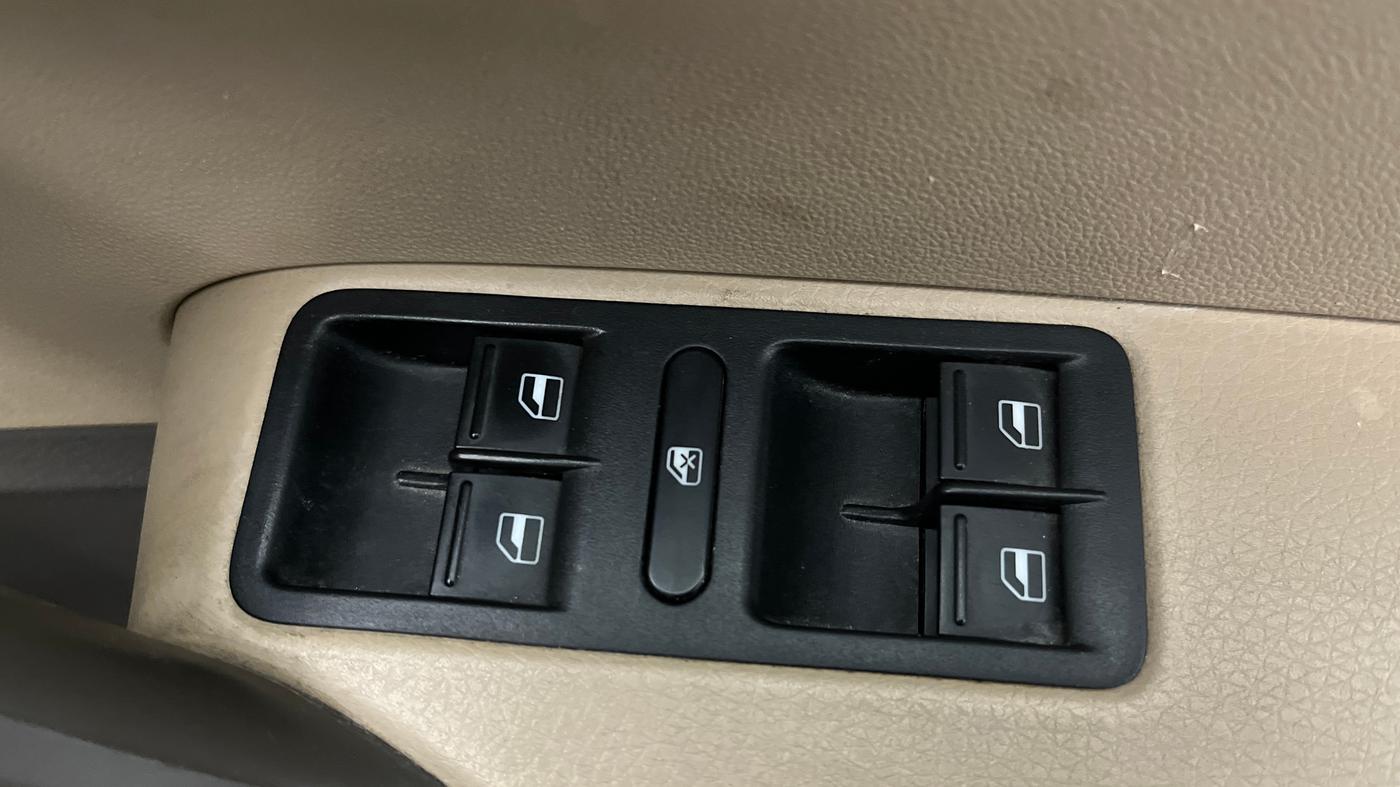 2016 Volkswagen Vento HIGHLINE PETROL AT, Petrol, Automatic, 44,167 km, Driver Side Door Panels Control