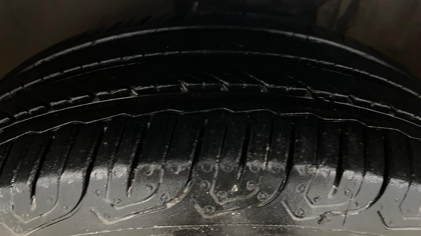 2016 Volkswagen Vento HIGHLINE PETROL AT, Petrol, Automatic, 44,167 km, Left Front Tyre Tread