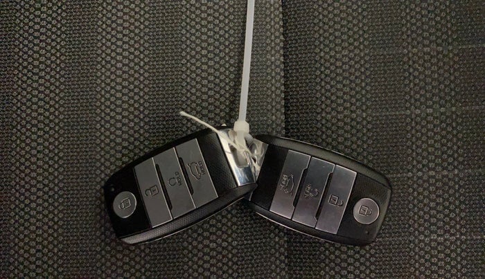 2023 KIA SONET HTK PLUS 1.0 IMT, Petrol, Manual, 12,540 km, Key Close Up